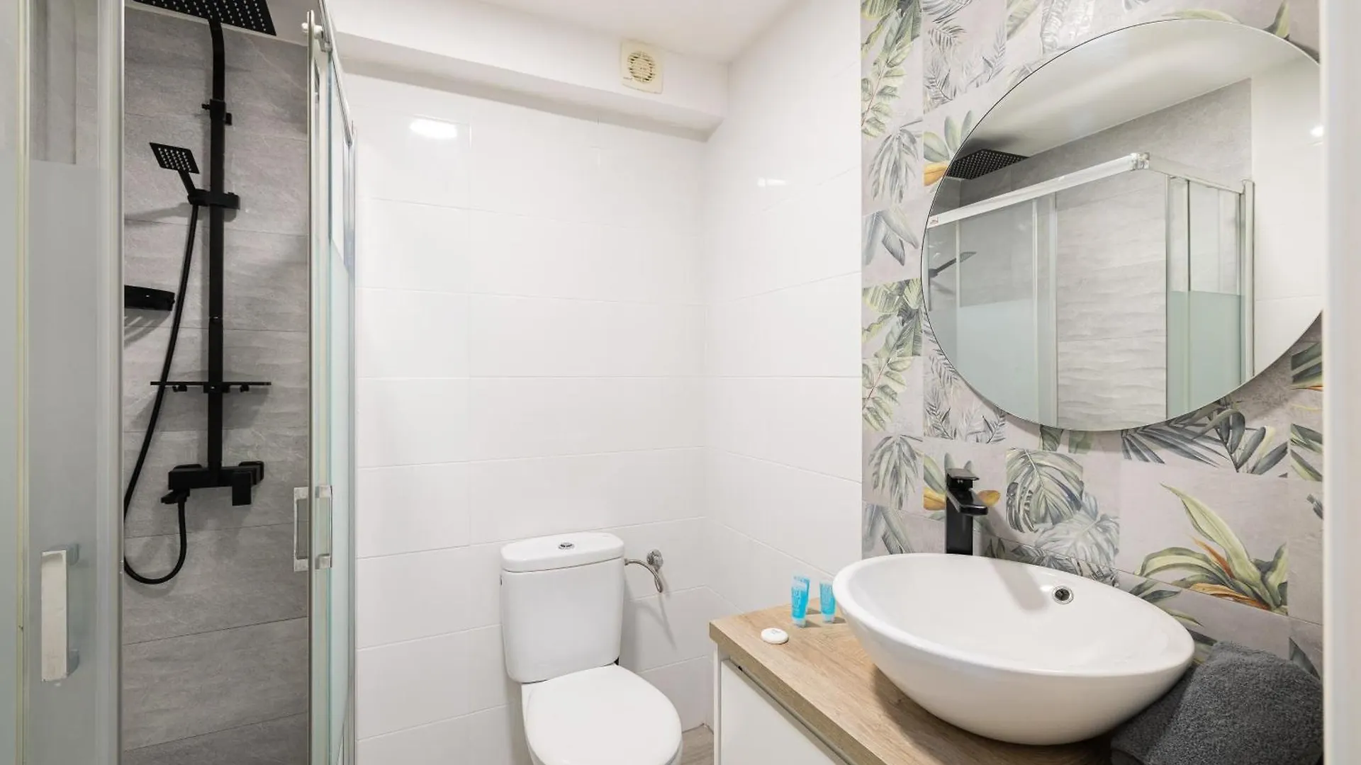 Apartment H2M Marmoles 3 Dormitorios & 2 Banos Con Balcon Malaga Spain